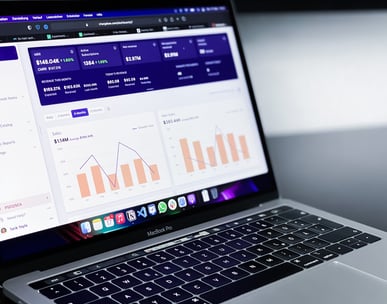 Laptop apresentando resultados em um dashboard