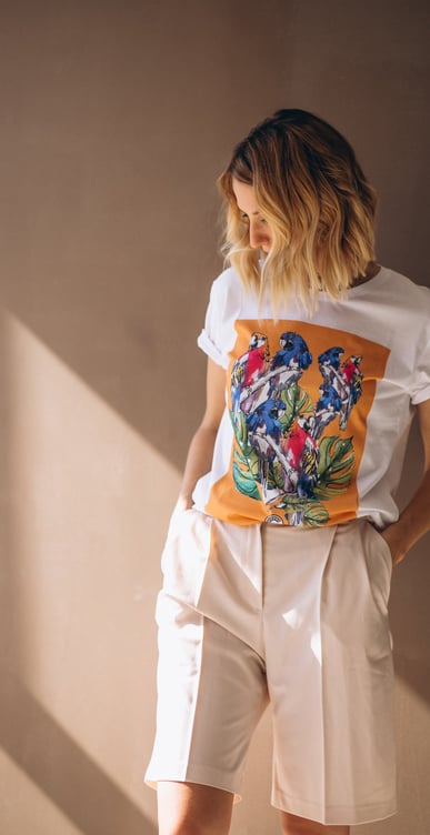 Melhor vestindo camiseta personalizada com estampa colorida.