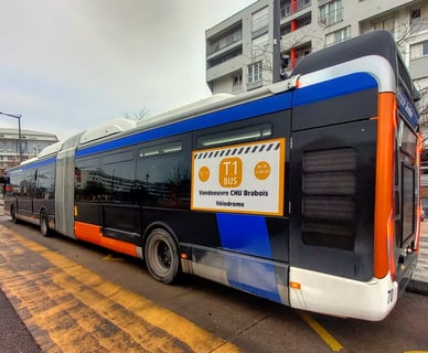 Le 416, on aperçoit les couleurs oranges, noires et bleues, et grises.