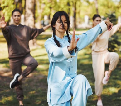 femmes qui font du tai-chi