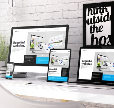 Profesional gestionando su tienda online desde su oficina