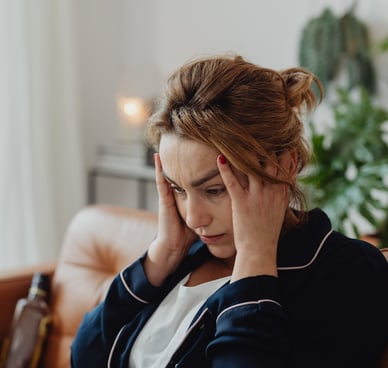 Femme en hypervigilance au bord de la crise de nerfs