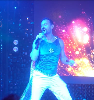 Raphaël Pathé performing at "The Palm Cabaret" in Puerto Vallarta in November 2024