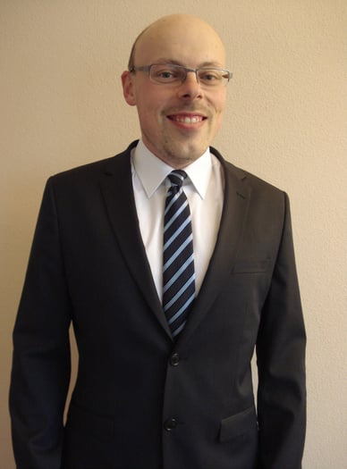 Das Bild zeigt einen schlanken Mann nach dem Abnehmen von 30 Kilo