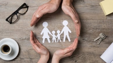 Famille sécurisée au coeur des mains qui la protège. écoute active, thérapeutique bienveillance