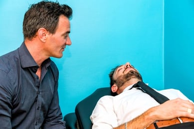 Une séance d'hypnose par un hypnothérapeute à Lyon 6 spécialisé burn-out, traumas, poids, et développement personnel