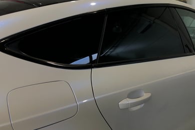 Galinių automobilio stiklų tamsinimas