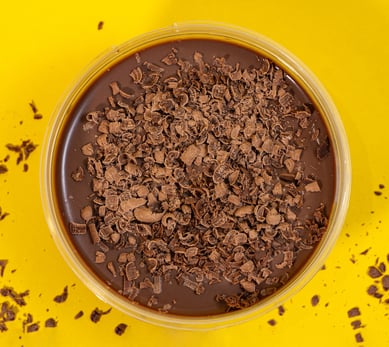 Pavê de Chocolate Senhor Ogro, em fundo amarelo, visto de cima, irresistível, delicioso