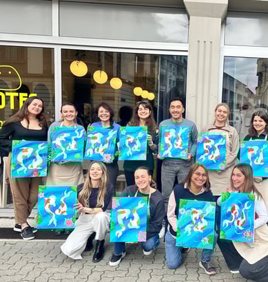 Photo de groupe avec peintures terminées lors d’un événement chez Creative Apéro