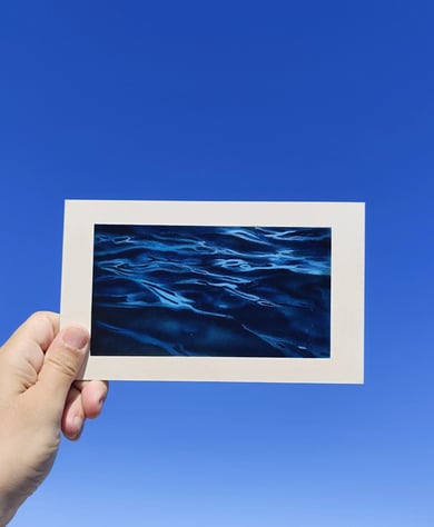 Pintura do mar em acrílico sobre papel por Maria João Justo