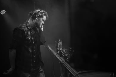 portrait-noir-et-blanc-artiste-techno-drakar-grenoble-photographe