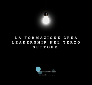 una lampadina con una frase riguardo la formazione come strategia di leadership nel terzo settore