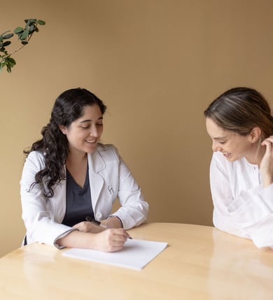 Fertility consultation in progress at Fertilidad Integral – compassionate patient guidance.