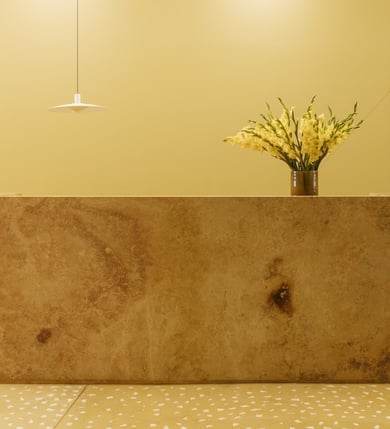 Reception area with floral arrangement – welcoming design at fertility clinic in Mexico.