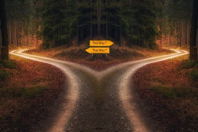 un chemin qui se divise et deux panneaux incitant aux choix