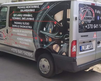 reklama ant automobilio