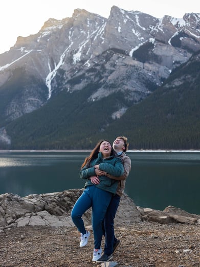 couple photoshoot at lake minnewanka in Banff