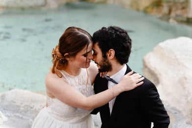 Couple de mariés devant la fontaine de Trevi à Rome