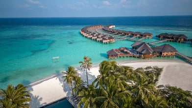 Breathtaking views in the Maldives: Private pools, luxury resorts, and vibrant marine life