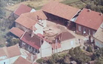 vue aérienne de la ferme aux toits rouges