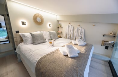 Bedroom, King size bed, bathrobes, 2 bathrooms