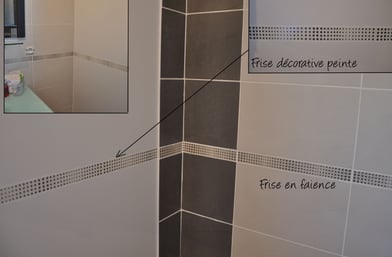 Imitation en peinture d'une frise en faïence sur mur de salle de bain