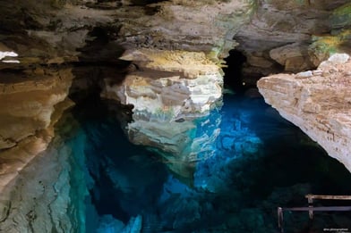 pedra e agua azul