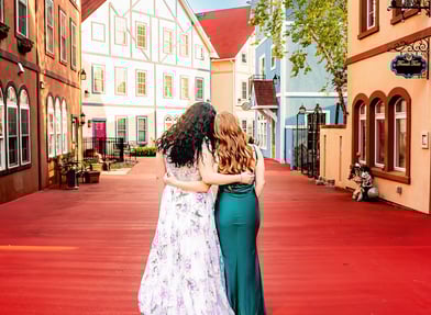 Lancaster PA senior picture photographer. Photo of senior pictures in Stoudtburg Village