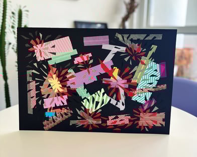 imagem da obra de arte contemporânea feita de fitas adesivas, washi tape e fita isolante sobre fundo preto.