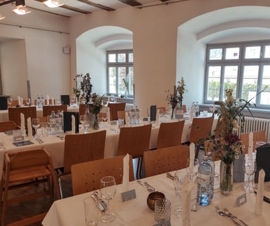 Dekorierter Tisch für runden Geburtstag 