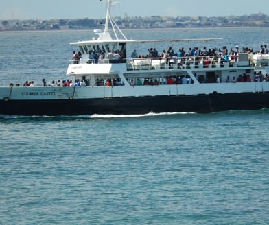 Une agreable traversée en chaloupe pour l'ile de gorée