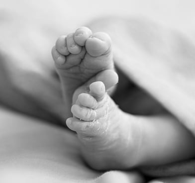 Detall dels peus d'un bebè nounat en una sessió de fotos newborn a Girona en estudi fotogràfic