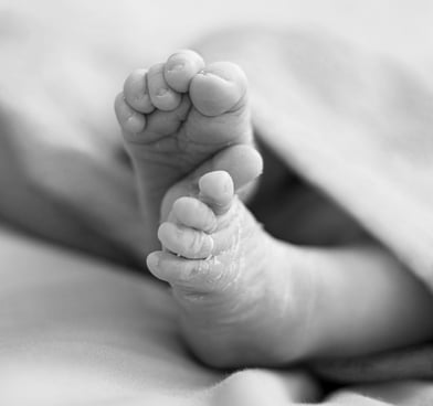 Detall dels peus d'un bebè nounat en una sessió de fotos newborn a Girona en estudi fotogràfic
