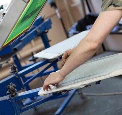 Berço de serigrafia para impressão de estampas de camisetas para uniformes e eventos.