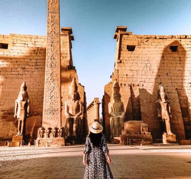 Fachada do templo de luxor onde aparecem as 4 estatuas de ramses segundo e tambem o seu obelisco 