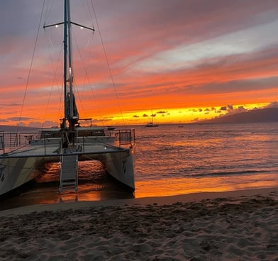 Un voilier est amarré sur la plage