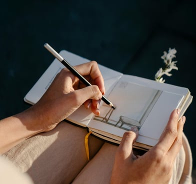 Photo d'une femme en train de dessiner pour représenter le graphisme