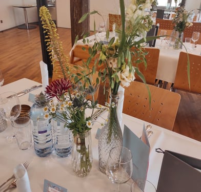 Sommerliches Blumenarrangement in Kristallvasen