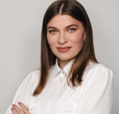 a woman in a white shirt and a white shirt