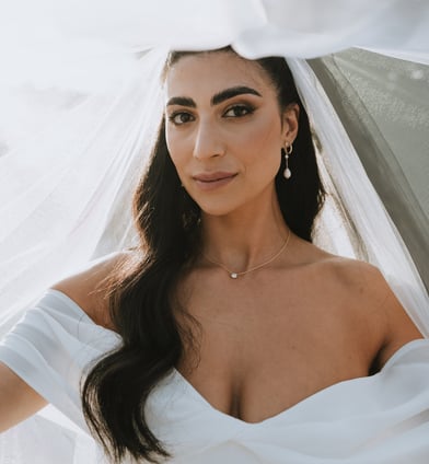 Beautiful bride with long dar glam waves