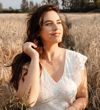 Portrait d'une jeune femme dans un champ de blé