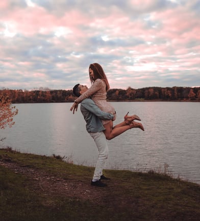 Séance photo de couple au coucher de soleil