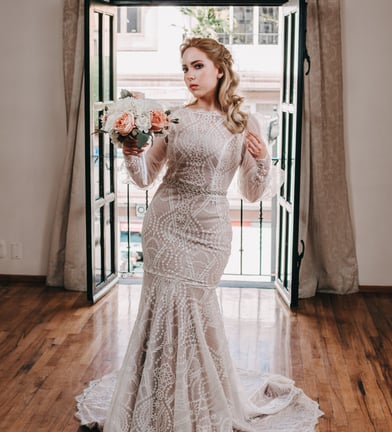Vestido de corte sirena hecho con encaje francés