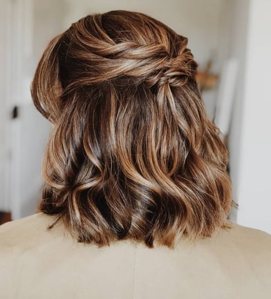 Natural bridal hairstyle: half-up half-down