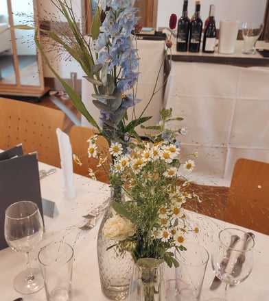 Margeriten und Rittersporn in Kristallvasen mit Goldrand