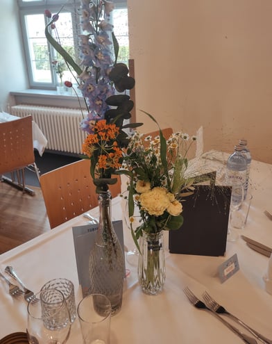 Blau orangene Blumen in Kristallvasen