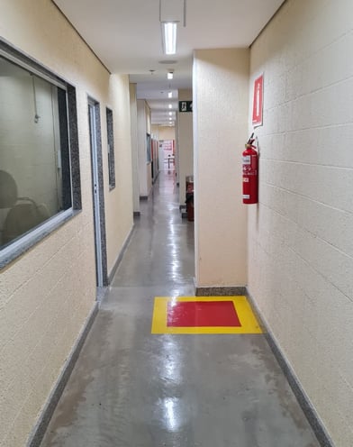 extintor com pintura detalhada no chão
