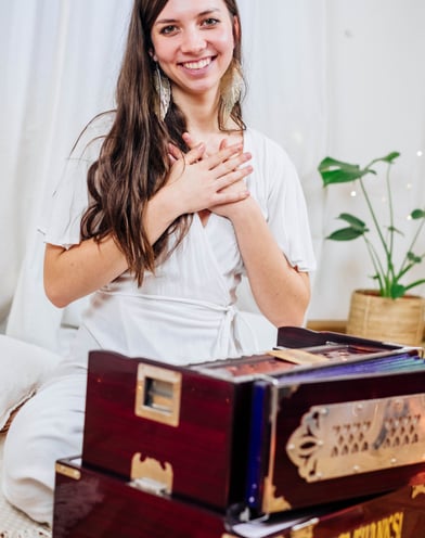 Nele Zeeh, Herzensweg, Seelenweg, Spiritualität, Weiblichkeit, Mantra Singen, Herzöffnung, Stimme