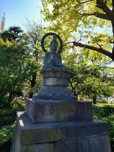 Budda pośród zieleni... a może to Kannon? Avalokitesvara??? Och nie wiem :(