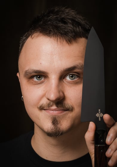 Paulius from Baltic Blades with a knife and a knife in his hand